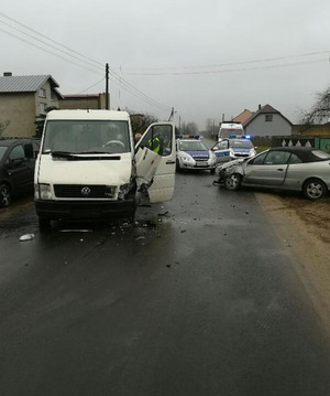 widok zniszczonych pojazdów z zabezpieczonego miejsca wypadku podczas interwencji policjantów