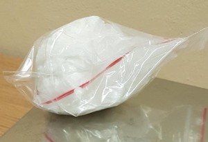 zabezpieczone narkotyki w torebkach foliowych i aluminiowych