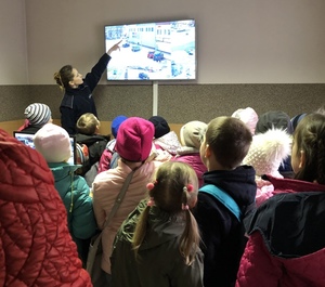 Dzieci oglądają monitoring miejski