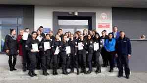 zdjęcie zbiorowe uczniów klas policyjnych z certyfikatami w dłoniach i przedstawicieli Policji i władz samorządowych