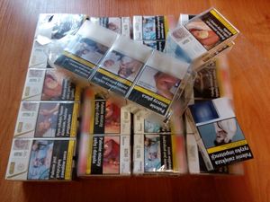 paczki papierosów sfotografowane w ujęciu z góry