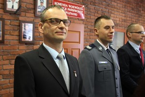 odznaczony policjant i pracownik policji stoja w rzedzie