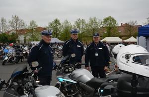 Policjanci służby ruchu drogowego przyglądają się uczestnikom zlotu motocyklowego