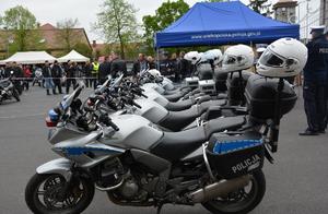 Motocykle policyjne stoją przed stoiskiem