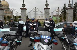 Policjanci służby ruchu drogowego, przed nimi motocykle policyjne