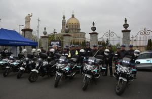 Policjanci służby ruchu drogowego i motocykle policyjne na tle bazyliki w Licheniu