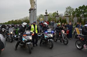 Policjanci służby ruchu drogowego na motocyklach wśród uczestników zlotu