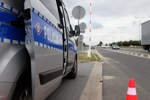 Radiowóz ruchu drogowego stoi na drodze