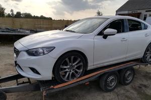 Pochodzące z kradzieży białe auto na lawecie