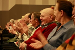 Konferencja pn. „Dla ludzi z doświadczeniem – to jest czas dla Seniorów!” - prelegenci i zaproszeni seniorzy biorą udział w spektaklu teatralnym.