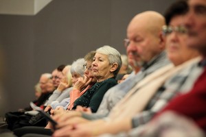 Konferencja pn. „Dla ludzi z doświadczeniem – to jest czas dla Seniorów!” - prelegenci i zaproszeni seniorzy biorą udział w spektaklu teatralnym.