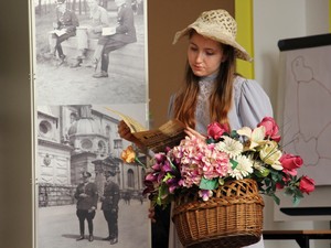 dziewczyna z bukietem kwiatów w stroju z lat 20. XX wieku
