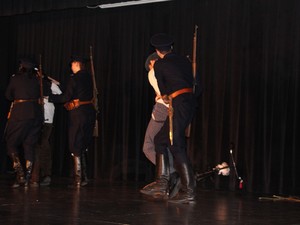 uczniowie w mundurach policji panstowej grajac spektakl