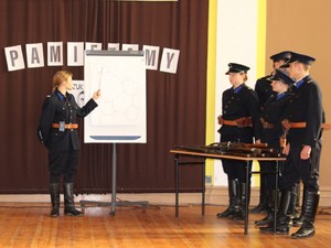 uczniowie stoja w mundurach policji panstwowej