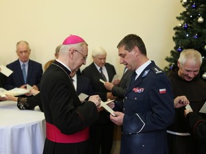 arcybiskup łamie się opłatkiem z komendantem wojewódzkim
