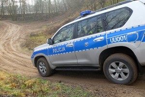 Szkolenie policyjnych wodniaków z użytkowania pojazdów terenowych.