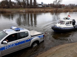 Wspólne ćwiczenia policjantów z Komisariatu Wodnego Policji w Poznaniu oraz strażaków z jednostki JRG 1 PSP w Poznaniu