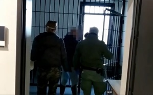 Policjanci z KMP w Kaliszu prowadzą zatrzymanego mężczyznę