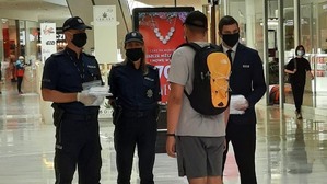 Poznańscy policjanci kontrolują przestrzeganie nakazu noszenia maseczek