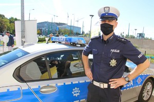 Na zdjęciu policjanci z radiowozem oznakowanym BMW w trakcie akcji profilaktycznej zorganizowanej pod siedzibą Automobil Klub Wielkopolski w Poznaniu z okazji Road Safety Days.