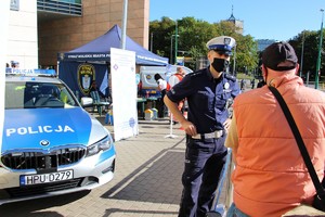 Na zdjęciu policjanci z radiowozem oznakowanym BMW w trakcie akcji profilaktycznej zorganizowanej pod siedzibą Automobil Klub Wielkopolski w Poznaniu z okazji Road Safety Days.