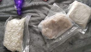 Narkotyki w postaci jasnych kryształów, zabezpieczone przez policjantów