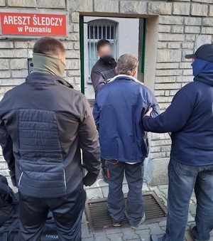zatrzymany doprowadzony do bram aresztu