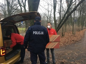 Poznańscy policjanci, wspólnie z przedstawicielami Caritas Archidiecezji Poznańskiej kontrolują miejsca, w których przebywają bezdomni.