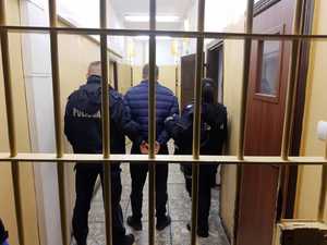 Policjanci z KPP w Złotowie prowadzą zatrzymanego mężczyznę