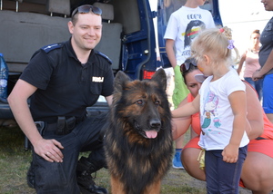 Zdjęcia archiwalne ze służby emerytowanego już psa policyjnego owczarka niemieckiego o imieniu Ares.