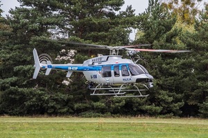 Policyjny śmigłowiec Bell 407  podczas lądowania