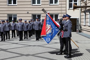 Poczet sztandarowy KWP w Poznaniu w trakcie uroczystości promocji mianowania na pierwszy stopień oficerski, która odbyła się na dziedzińcu Komendy Wojewódzkiej Policji w Poznaniu.