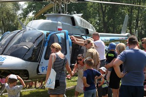 Kadr z imprezy plenerowej zorganizowanej na niepruszewskiej plaży z udziałem służb mundurowych i dzieci z pobliskich szkół