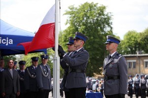 Na terenie Oddziału Prewencji Policji w Poznaniu odbyły się wojewódzkie obchody 102. rocznicy powołania Policji Państwowej. W uroczystym apelu uczestniczyli wielkopolscy policjanci oraz zaproszeni goście. Na zdjęciu policjanci wieszają polską flagę.