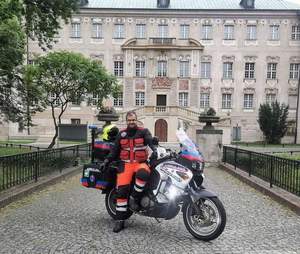 Ratownik medyczny w policyjnym mundurze post. Jakub Żak jest kierowcą motoambulansu - siedzi na swoim motocyklu marki Honda