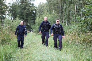 Policjanci na pikniku służb i na manewrach poszukiwawczo-ratowniczych