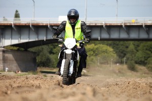 Nowe motocykle off-roadowe policyjnych wodniaków Aprilia RX125 w terenie