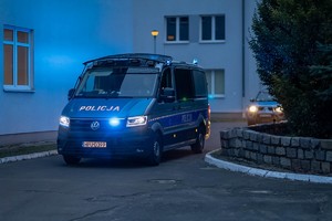 Policjanci z Oddziału Prewencji Policji w Poznaniu zakończyli misję na Litwie i wrócili na jednostkę. Tu wjeżdżający wieczorem na teren OPP radiowóz.