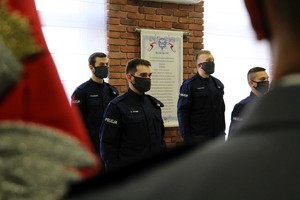 Nowo przyjęci policjantka i policjanci w trakcie ślubowania, które odebrał Komendant Wojewódzki Policji w Poznaniu nadinsp. Piotr Mąka.