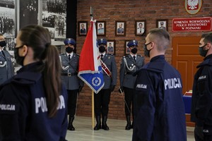 Nowo przyjęci policjantka i policjanci w trakcie ślubowania, które odebrał Komendant Wojewódzki Policji w Poznaniu nadinsp. Piotr Mąka.
