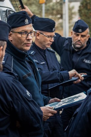 Policjanci z Oddziału Prewencji Policji w Poznaniu w trakcie szkolenia z pościgu za uzbrojonym przestępcą w lesie