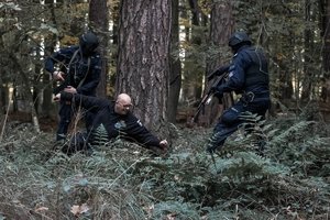 Policjanci z Oddziału Prewencji Policji w Poznaniu w trakcie szkolenia z pościgu za uzbrojonym przestępcą w lesie