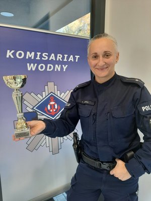 W sztafecie VIP wystartowała reprezentacja policjantów z Komisariatu Wodnego Policji w Poznaniu. Policjanci potwierdzili swoje umiejętności i stanęli na podium. Zdjęcia pamiątkowe policjantów z zawodów.