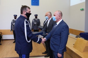 Na zdjęciu nadinsp. Piotr Mąka gratuluje policjantowi.