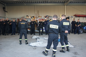 Na zdjęciu widoczni policjanci i strażacy podczas szkolenia