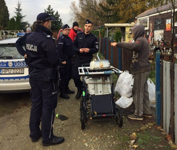 Policjanci podczas działań wspólnie z Caritas Archidiecezji Poznańskiej