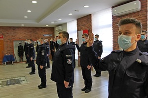 Policjanci podczas uroczystego lubowania w Komendzie Wojewódzkiej Policji w Poznaniu