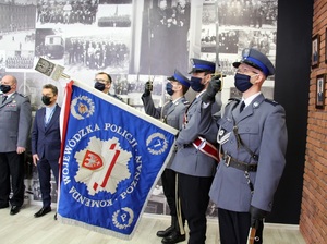 Policjanci podczas uroczystego ślubowania w Komendzie Wojewódzkiej Policji w Poznaniu