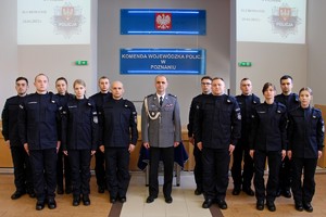 Zdjęcie grupowe z  I Zastępcą Komendanta Wojewódzkiego Policji w Poznaniu insp. Sławomir Piekut