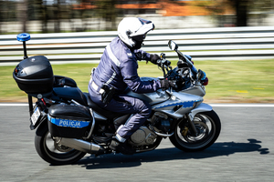 Policjanci na motocyklu ćwiczą różne manewry